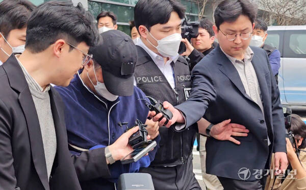 일가족 5명 살해 혐의를 받는 A씨가 지난 17일 오후 용인동부경찰서를 빠져나와 호송차량으로 이동하고 있다. 송상호기자