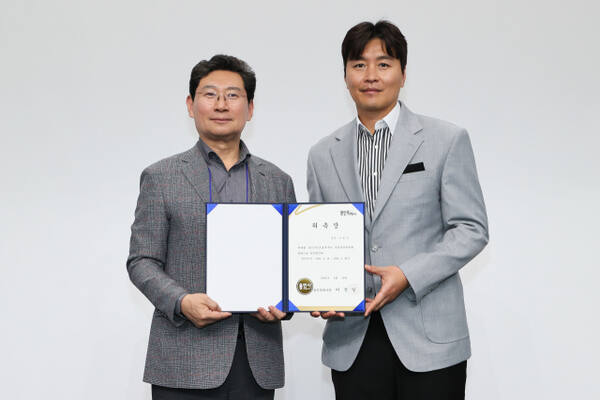 지난 18일 오후 용인시청 컨벤션홀에서 열린 용인시민프로축구단 창단준비위원회 발족식에서 이상일 시장(왼쪽)이 이동국 전 국가대표에게 위촉장을 수여하고 있다. 용인특례시 제공
