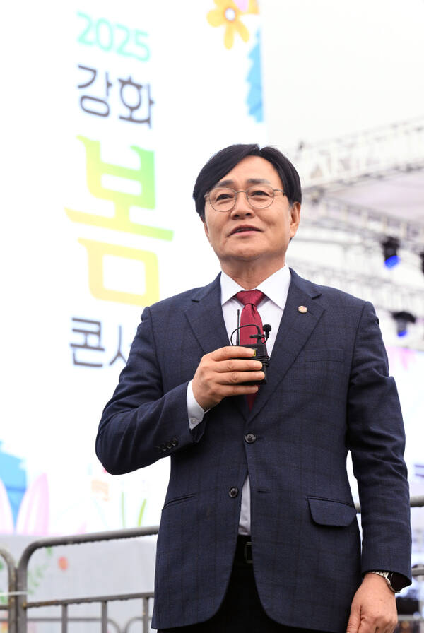 박용철 인천 강화군수가 지난 19일 저녁 강화공설운동장에서 열린 ‘2025 강화 봄 콘서트’에 앞서 주민들에게 이야기하고 있다. 조병석기자