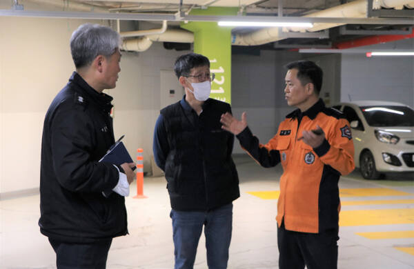 지난 18일 평택의 한 아파트 지하주차장에서 김승남 송탄소방서장이 관계자들을 만나 현장 안전 지도를 진행 하고 있다. 송탄소방서 제공