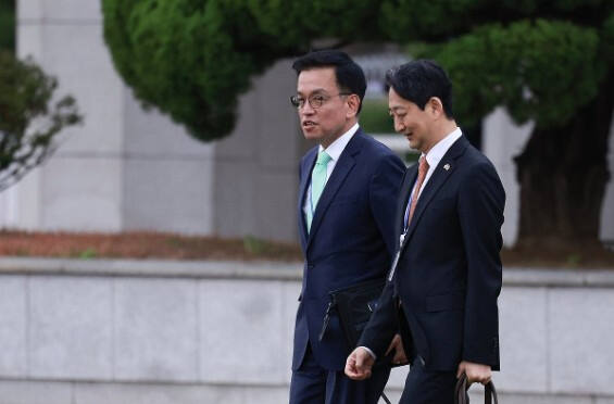 대화 나누는 최상목 부총리(왼쪽)와 안덕근 산자부 장관. 연합뉴스