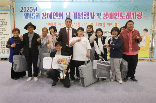 인천시지체장애인협회 남동구지회가 제 45회 장애인의날 기념행사 및 장애인노래자랑 행사를 마련, 행사에 참여한 장애인들이 기념촬영을 하고 있다. 인천시지체장애인협회 남동구지회 제공