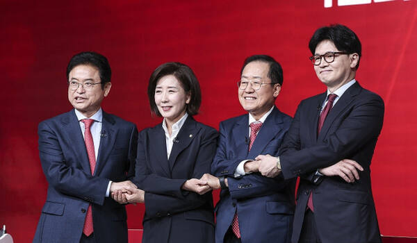 20일 서울 강서구 ASSA아트홀에서 열린 국민의힘 제21대 대통령 후보자 1차 경선 조별 토론회에서 B조 후보들이 시작 전 기념 촬영을 하고 있다. 왼쪽부터 이철우·나경원·홍준표·한동훈 후보. 연합뉴스
