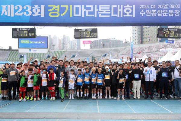 수원특례시의회 이재식 의장이 20일 수원종합운동장에서 열린 제23회 경기마라톤대회에 참석해 참가 선수들을 응원하고 격려했다. 수원시의회 제공