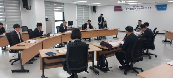 인천시가 지난 18일 인천지역 수출기업 보호를 위한 통상 대응을 위해 실무 회의를 열고 팀별 역할을 분담하고 있다. 시는 또 세부 대응 방안과 기관 간 협력 과제에 대해 논의했다. 시 제공