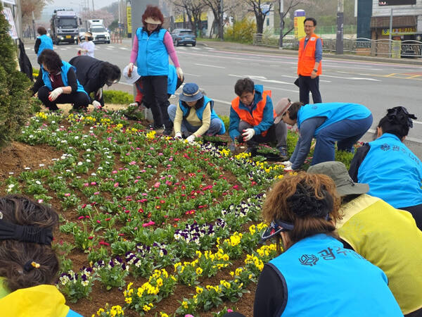 광주시 곤지암읍은 오는 25일부터 곤지암도자공원에서 개최되는 ‘제28회 광주왕실도자페스티벌’을 앞두고 곤지암을 찾는 방문객들에게 아름답고 쾌적한 첫인상을 전하고자 봄꽃 식재 행사를 실시했다. 광주시제공