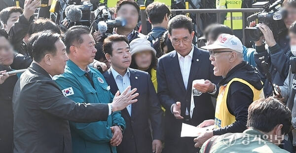 지난해 10월31일 파주시 임진각 국립6·25전쟁 납북자기념관에서 김경일 파주시장, 박정·김주영 국회의원 등이 최성용 납북자가족모임 대표의 대북전단 살포를 만류하고 있다. 경기일보DB