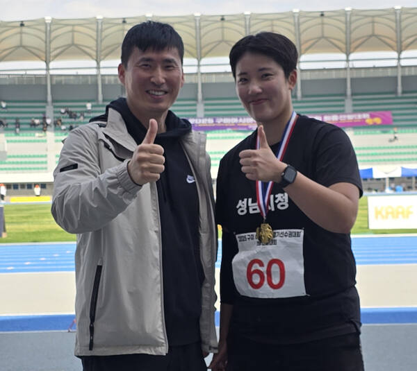 ‘2025 구미 아시아육상선수권대회 국가대표 최종선발대회’ 여자 창던지기서 우승한 박아영(오른쪽)이 금메달을 목에 걸고 정범철 코치와 기념촬영을 하고 있다.성남시청 제공