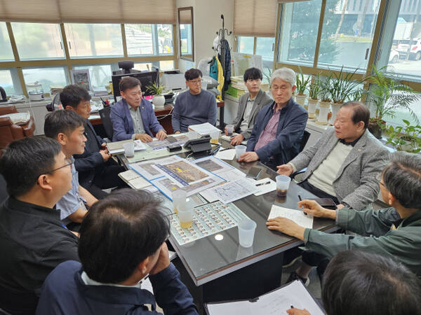 지난 18일 황재욱 용인시의원이 수도권 광역급행철도(GTX-A노선)가 지나는 구성역 인근 지역주민들의 불편사항을 청취하고 대응 방안을 찾는 간담회를 진행하고 있다. 황 의원실 제공