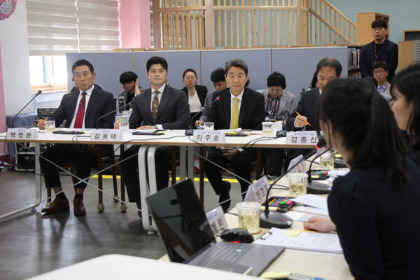 국민의힘 김용태 의원과 이주호 사회부총리 겸 교육부장관이 간담회에서 참석하고 있다. 의원실 제공