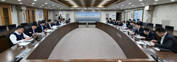 21일 인천시청 영상회의실에서 '2026년도 국비 확보를 위한 제3차 보고회'가 열리고 있다. 인천시 제공