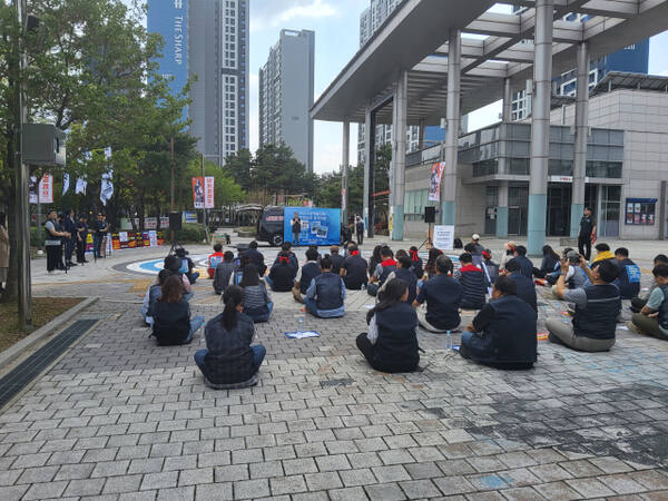 하남시립합창단원들이 21일 오후 하남문화재단 내 공터에서 처우개선 등을 요구하는 집회를 열고 있다.김동수기자