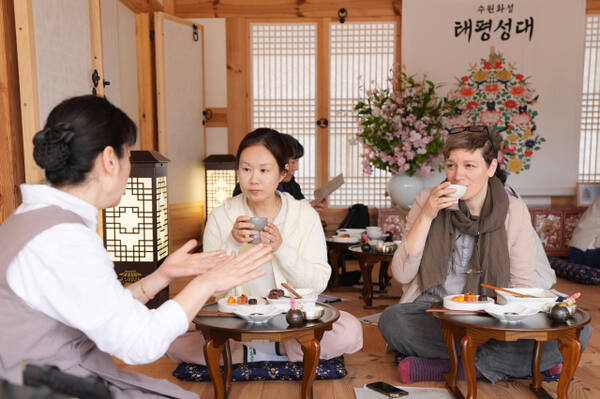수원 화성행궁 별주에서 열리는 세계유산 활용 프로그램 ‘수원화성 태평성대’ 참가자들이 혜경궁 궁중 다과 체험을 하고 있다. 수원시 제공