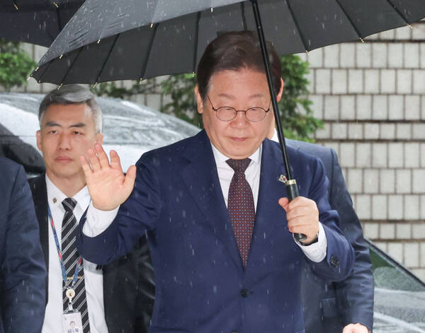 더불어민주당 이재명 대선 경선 후보가 22일 서울 서초구 서울중앙지법에서 열린 '대장동 배임·성남FC 뇌물' 1심 속행 공판에 출석하고 있다. 연합뉴스