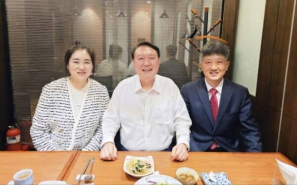 지난 19일 윤석열 전 대통령이 서초동 아크로비스타 사저 부근에서 김계리 변호사(왼쪽), 배의철 변호사를 초대해 식사 중이다. 김계리 변호사 SNS