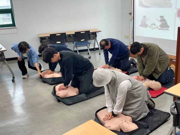 경기대 서울캠퍼스 평생교육원에서 22일 열린 특강에서 참가자들이 CPR 실습을 진행하고 있다. 경기대 제공