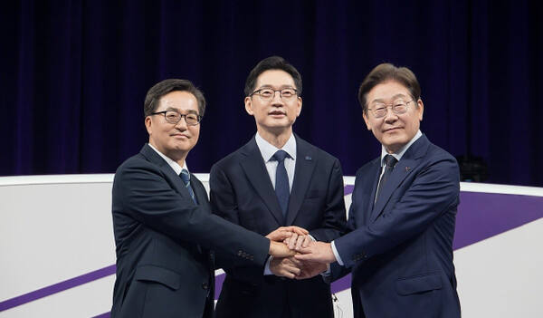 더불어민주당 대선 경선 주자인 이재명(오른쪽부터)·김경수·김동연 후보가 18일 서울 마포구 상암동 MBC에서 첫 TV토론회를 시작하기에 앞서 기념촬영 하고 있다. 연합뉴스