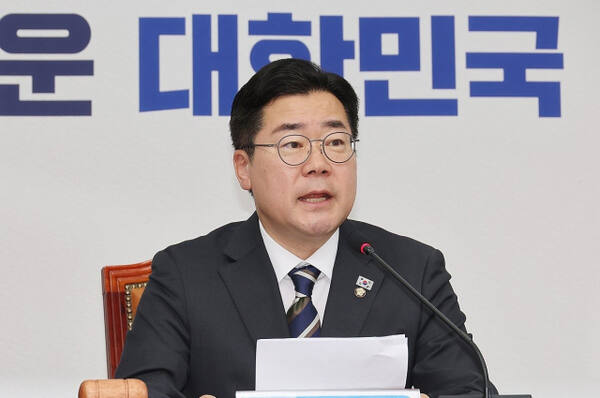 더불어민주당 박찬대 당대표 직무대행 겸 원내대표가 23일 서울 여의도 국회에서 열린 최고위원회의에서 발언하고 있다. 연합뉴스