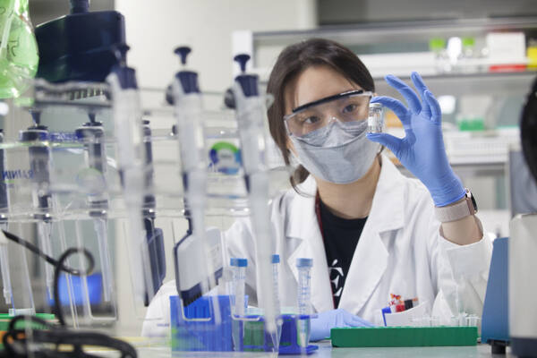 SK바이오사이언스 연구원이 mRNA 백신 개발 관련 실험을 하고 있다. SK바이오사이언스 제공