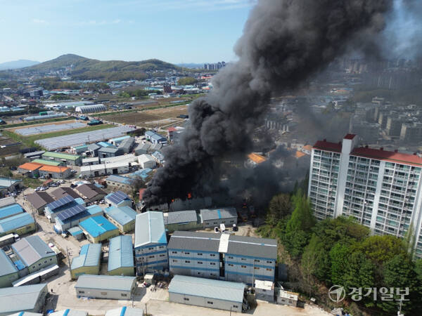 23일 오후 고양시 일산서구 덕이동 한 공장에서 화재가 발생, 연기가 치솟고 있다.조주현기자