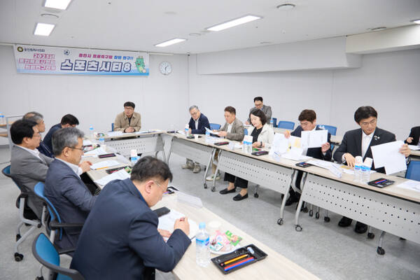 22일 오후 용인시의회 의원연구단체 ‘Sports City 8’ 소속 의원들이 간담회를 열고 시 관계자 등과 의견을 나누고 있다. 용인특례시의회 제공