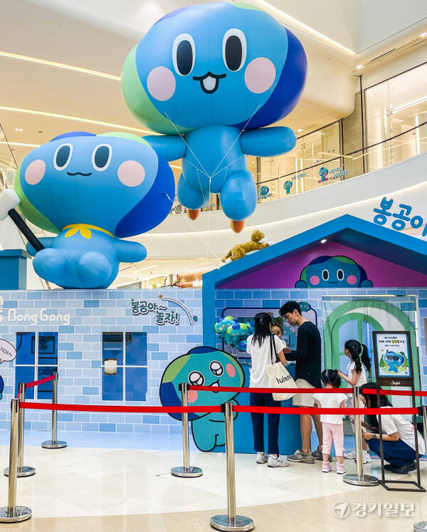 경기도정 캐릭터 ‘봉공이’를 활용한 어린이 체험 프로그램 ‘봉공아 놀자’가 열린 23일 오후 스타필드 하남에서 팝업스토어를 찾은 시민들이 다양한 체험 프로그램을 즐기고 있다. 어린이날과 어린이 주간을 기념해 기획된 이번 행사는 이날부터 오는 5월 6일까지 스타필드 하남과 5월 23일부터 6월 8일까지 스타필드 안성에서 각각 진행된다. 행사장 내에서는 경기도 내 자활기업이 생산한 봉공이 굿즈도 구매 가능하며 매일 오후 3시부터 7시까지 봉공이와 함께 사진도 찍을 수 있다. 윤원규기자