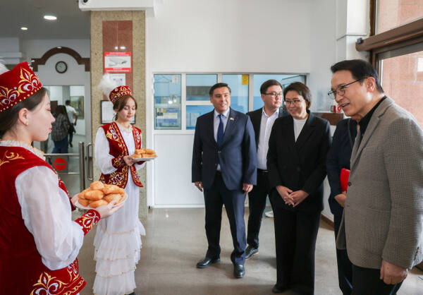 임태희 경기도교육감이 23일(현지시간) 카자흐스탄 국립 아바이사범대학교를 방문했다. 경기도교육청 제공