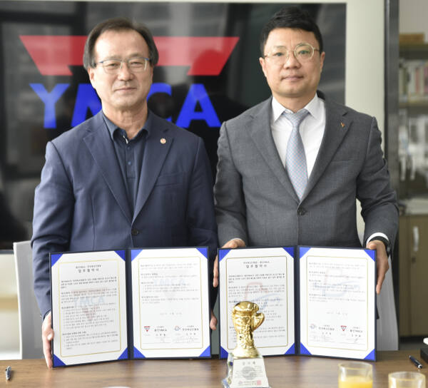 ‘2025 YMCA 전국유소년복싱대회’의 성공 개최를 위한 업무협약(MOU) 후 김명돌 용인YMCA 이사장(왼쪽)과 김주영 한국복싱진흥원 이사장이 기념촬영을 하고 있다.한국복싱진흥원 제공