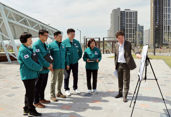 의정부시의회 도시환경위원회 의원들이 23일 주요 사업지를 방문 점검하고 있다. 의정부시의회 제공