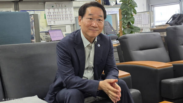 유정복 인천시장이 23일 인천시청 기자실에 방문해 국민의힘 1차 경선 탈락에 대한 소회를 전하고 있다. 장민재 기자