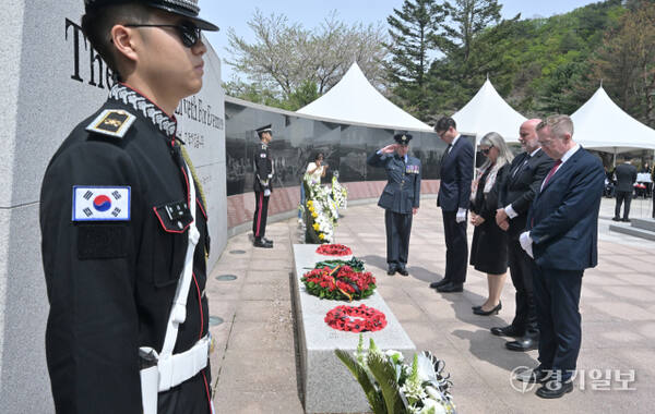 23일 파주시 적성면 영국군설마리전투추모공원에서 열린 '설마리 임진강전투 제74주년 추모식'에서 데렉 맥컬리 유엔사령부 부사령관, 한기성 제25보병사단장, 콜린 크룩스 주한 영국대사, 미셸 윌트롭 주한 아일랜드 대사, 자크 플리스 주한 룩셈부르크 대사, 브루노 얀스 주한 벨기에 대사 등이 경례 및 묵념으로 전사자들을 추모하고 있다. 홍기웅기자