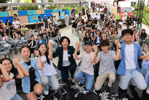 신계용 과천시장이 최근 열린 진로 페스티벌에 참석해 학생들과 기념촬영을 하고 있다. 과천시 제공