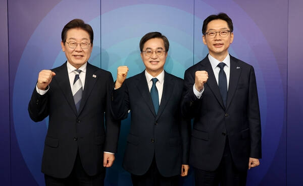 더불어민주당 이재명(왼쪽부터), 김동연, 김경수 대선 경선 후보가 지난 23일 서울 여의도 오마이TV 스튜디오에서 열린 오마이TV 초청 토론회 시작에 앞서 기념 촬영하고 있다. 연합뉴스
