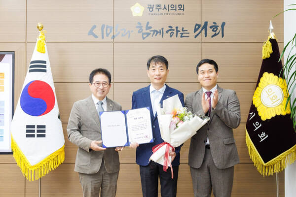 광주시의회는 4월의 칭찬공무원으로 기업지원과 기업SOS팀 석태훈 팀장을 선정하고 의장실에서 증서를 수여했다. 광주시의회
