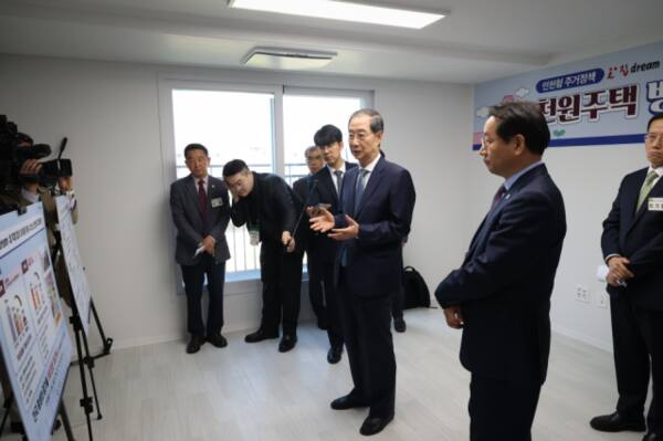 한덕수 대통령 권한대행 국무총리가 24일 인천 미추홀구 천원주택 현장을 방문, 유정복 인천시장과 함께 주거환경을 점검하고 있다. 국무총리실 제공