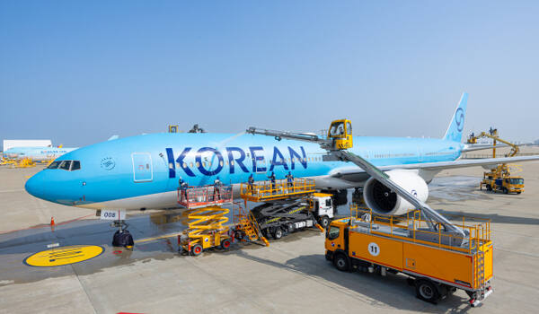 대한항공이 24일 인천국제공항 인근의 대한항공 정비 격납고에서 봄맞이 항공기 동체 세척을 하고 있다. 대한항공 제공