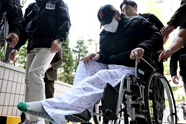 사실혼 관계인 여성을 흉기로 찔러 살해한 혐의(살인)를 받는 50대 A씨가 24일 오후 구속 전 피의자 심문(영장실질심사)이 열리는 인천 미추홀구 인천지법에 출석하고 있다. 조병석기자