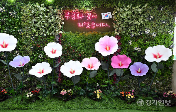 2025 고양국제꽃박람회 개막을 하루 앞둔 24일 고양특례시 일산호수공원 행사장 안팎에 다양한 꽃들이 전시돼 있다. 25개국 200여 개 기관·단체가 참여하는 고양국제꽃박람회는 ‘꽃, 상상 그리고 향기’를 주제로 다음 달 11일까지 열린다. 김시범기자