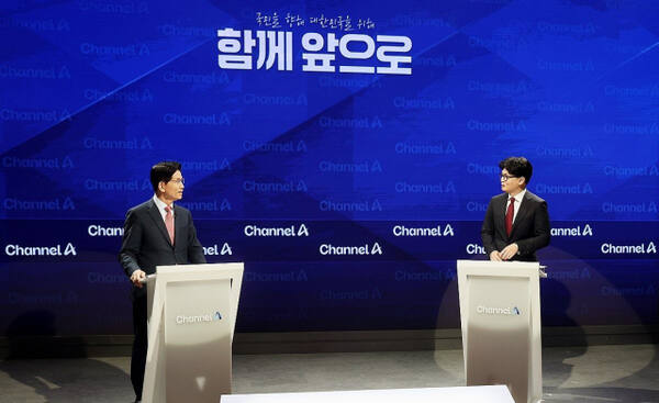 24일 서울 종로구 동아미디어센터 채널A 오픈스튜디오에서 국민의힘 대선 2차 경선 진출자인 김문수(왼쪽), 한동훈 후보가 토론 전 대화를 하고 있다. 연합뉴스