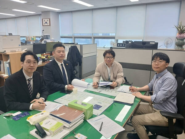 대한한약사회(사진 왼쪽 두번째 임채윤 대한한약사회장)가 지난 24일 식품의약품안전처를 찾아 간담회를 갖고 주요 현안을 논의했다. 한약사회 사진 제공