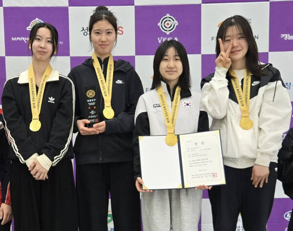 여고부 50m 복사 단체전서 금메달을 합작한 주엽고 선수단이 금메달을 목에 걸고 기념사진을 찍었다.주엽고 제공