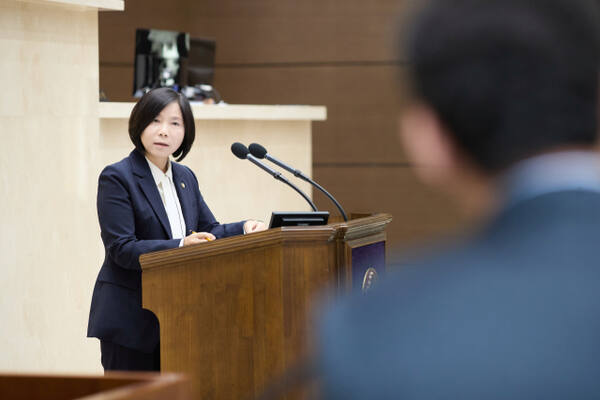 23일 오전 용인시의회 본회의장에서 신현녀 의원이 구성역 현안에 관해 시정질문을 하고 있다. 용인특례시의회 제공