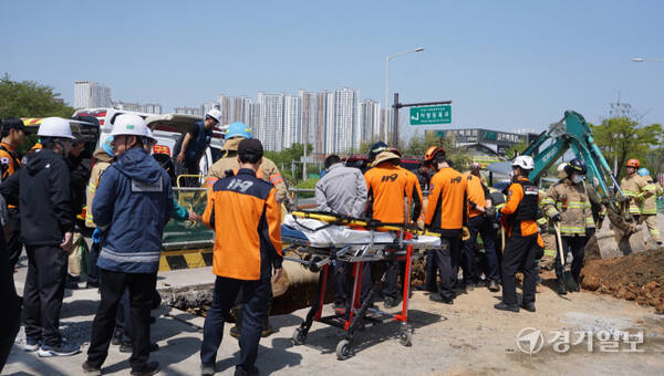 26일 오후 12시21분께 고양특례시 일산동구 풍동 하수관로 공사현장에서 인부 2명이 매물되는 사건이 발행해 소방당국이 구조작업일 펼치고 있다. 신진욱기자
