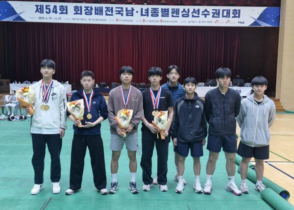 남고부 사브르 단체전서 우승한 화성 발안바이오과학고 선수단.발안바이오과학고 제공