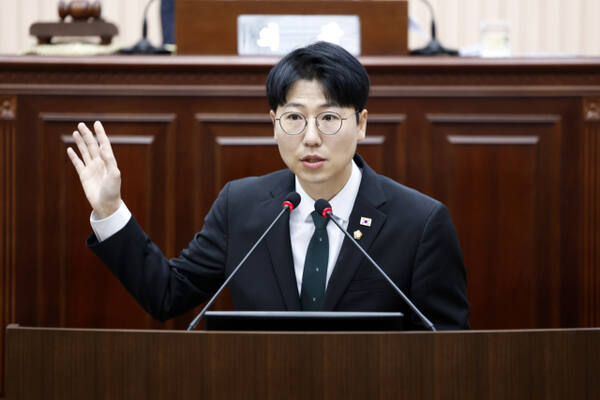 김한슬 구리시의원이 최근 열린 구리시의회 제349회 임시회에서 유채꽃축제를 앞두고 한강시민공원 일대 교통안전문제를 지적하고 있다. 김한슬의원 제공
