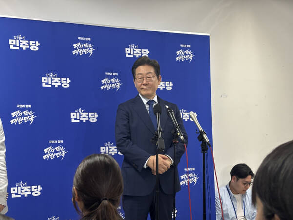 27일 이재명 더불어민주당 제21대 대통령 선거 후보가 민주당 최종 대선 후보로 선정된 직후 기자회견을 진행하고 있다. 이진기자