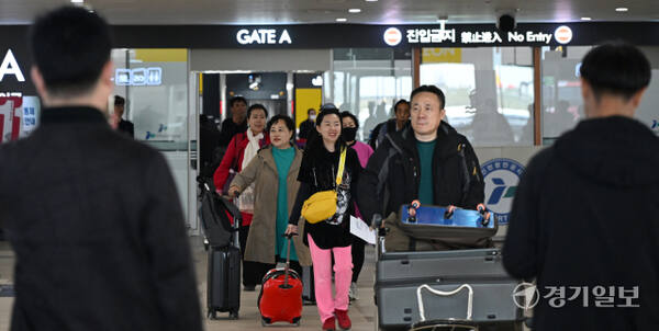 인천과 중국 단둥을 잇는 한중 카페리가 5년 2개월 만에 여객운송을 재개한 가운데 28일 인천 연수구 인천항 국제여객터미널로 선사 단동훼리(단동국제항운유한공사)의 2만 4천748t급 카페리 '오리엔탈 펄 8호'를 탑승한 중국 관광객들 입국하고 있다. 조병석기자