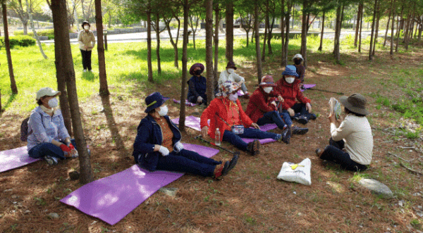 가평군 시니어 치매 서포터즈가 어르신들을 살피고 있다. 가평군 제공
