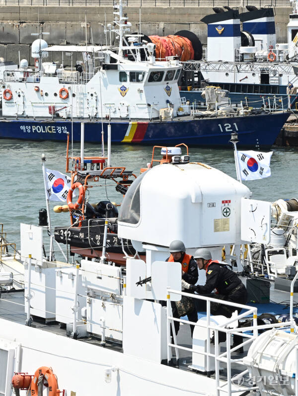 28일 인천 중구 인천해양경찰청 전용부두에서 인천해경이 해상 종합 훈련을 실시하고 있다. 조병석기자