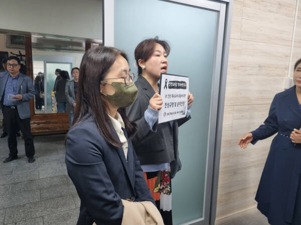 인천교사노조 등 교원단체 관계자들이 인천시교육청을 찾아 항의하고 있다. 정성식 기자